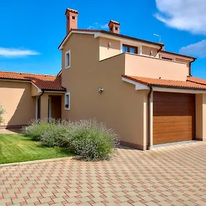 Bartona For 8 Persons With Private Swimmingpool Pula