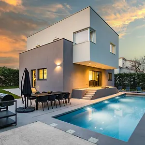 Aida - 4 Bedroom Luxury With Large Private Pool 4k Projector And Jacuzzi Pula