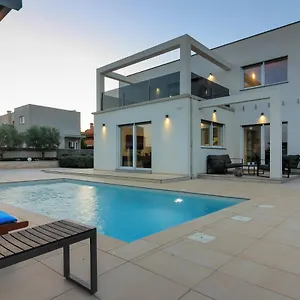 Modern Nerina With Private Pool Near Pula